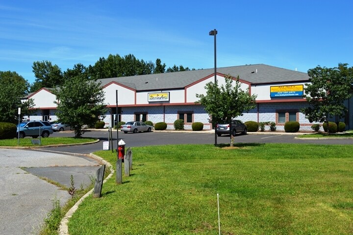 More Photos Of 4 Tennis Ct, Hamilton Health Club For Lease