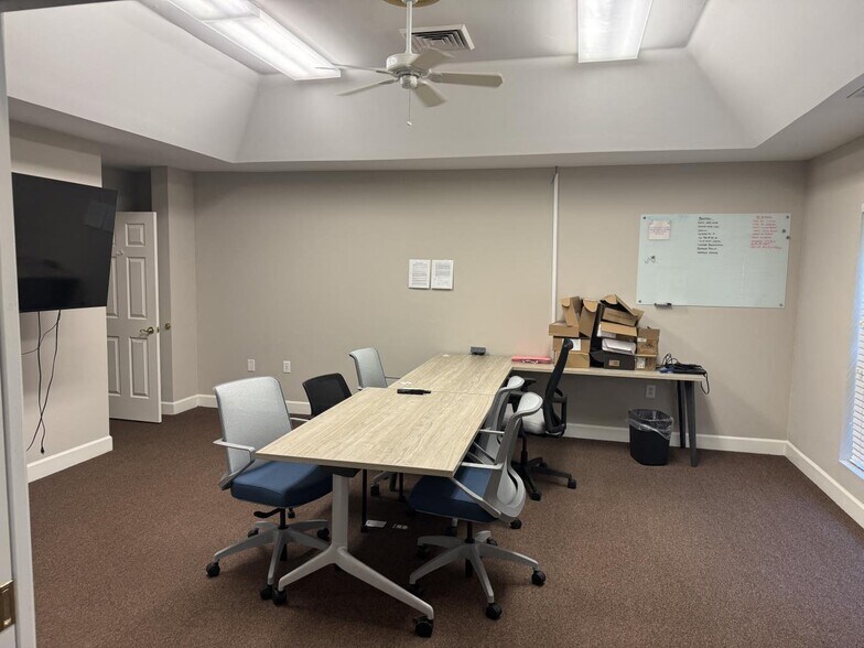 More Photos Of 1075 Cooper Rd, Grayson Medical For Lease