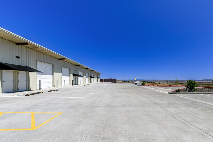 More Photos Of 6596 Inter Cal Way, Prescott Distribution For Lease