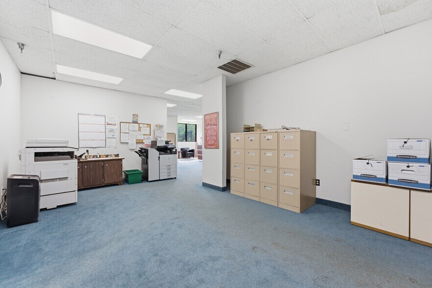 More Photos Of 7 First St, Palmer Warehouse For Lease
