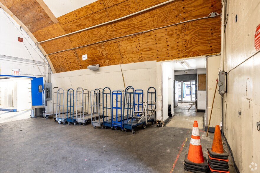 More Photos Of 852 N La Brea Ave, Los Angeles Freestanding For Lease