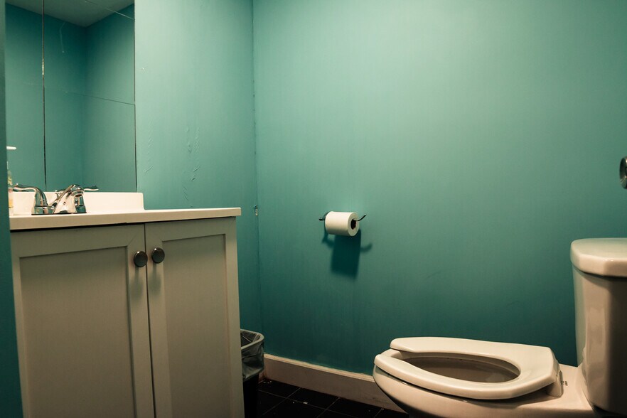 More Photos Of 33 S 3rd St, Philadelphia Storefront Retail Office For Lease