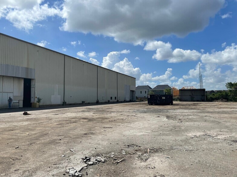 More Photos Of 3511 W 12th St, Houston Warehouse For Lease