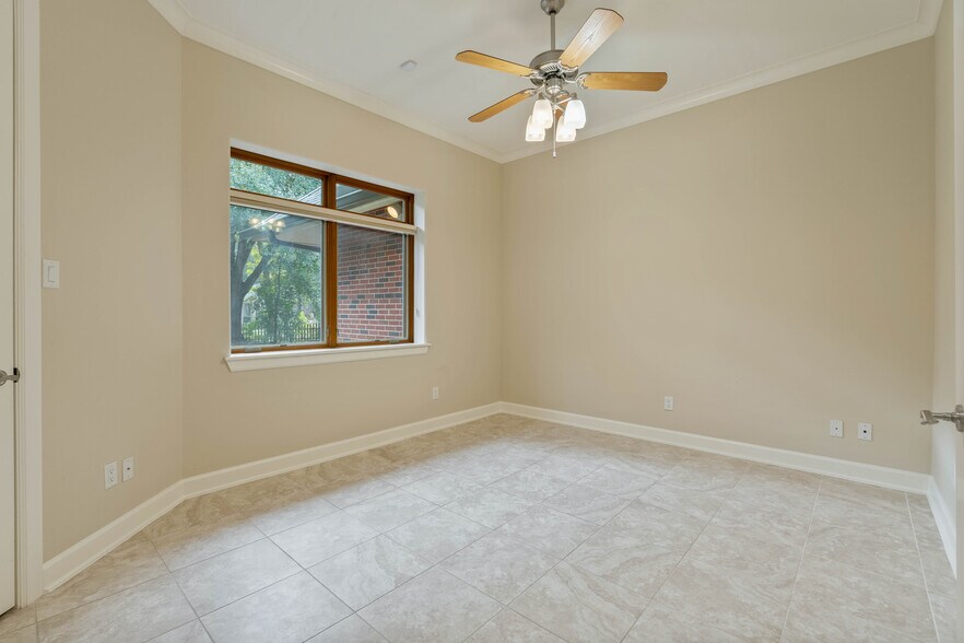 More Photos Of 16621 Hereford Dr, Tomball Flex For Sale