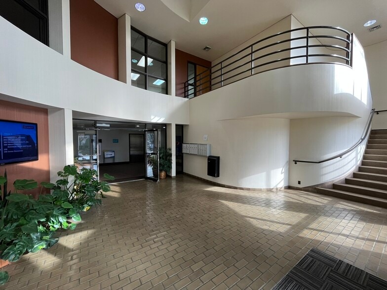 More Photos Of 1144 Gateway Loop, Springfield Office For Lease