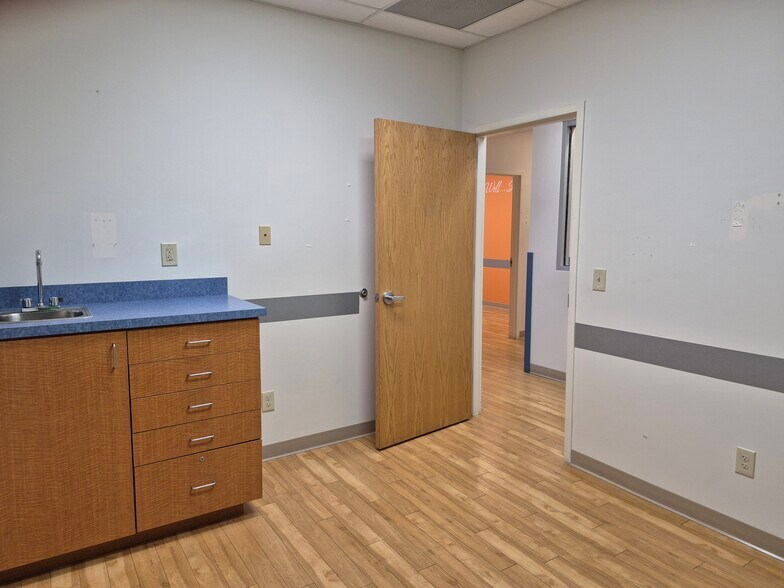 More Photos Of 942 Cherry St, Blanchester Unknown For Lease