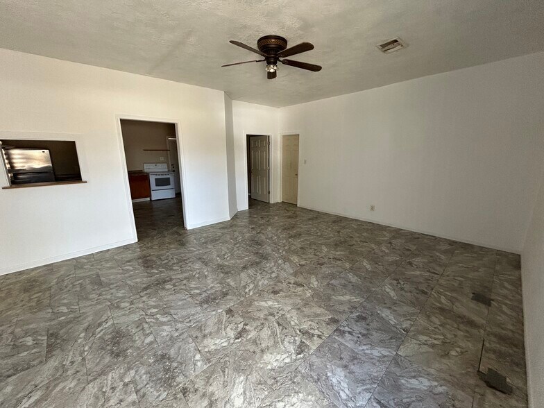 More Photos Of 1006 Spur 515 St, Navasota Restaurant For Lease