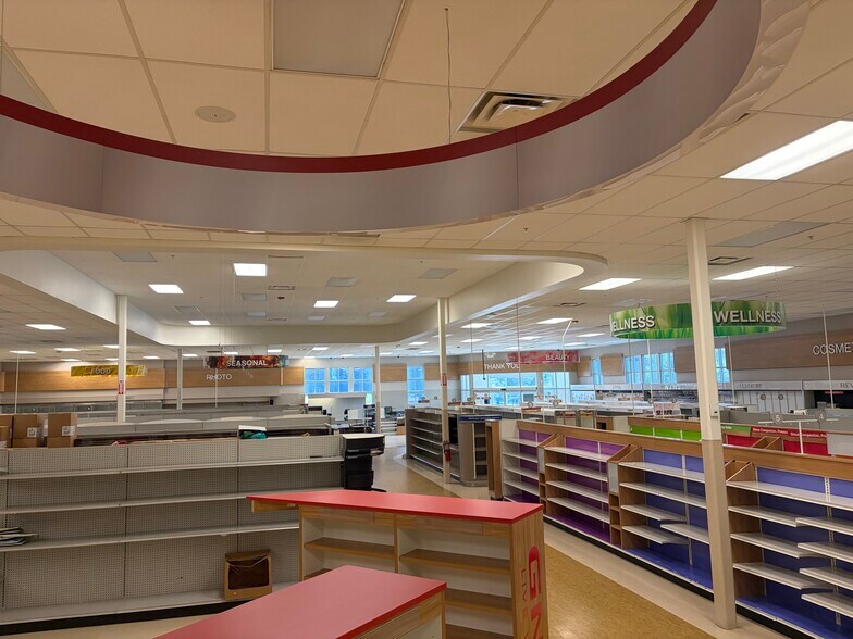More Photos Of 52 Rockingham Rd, Derry Drugstore For Lease