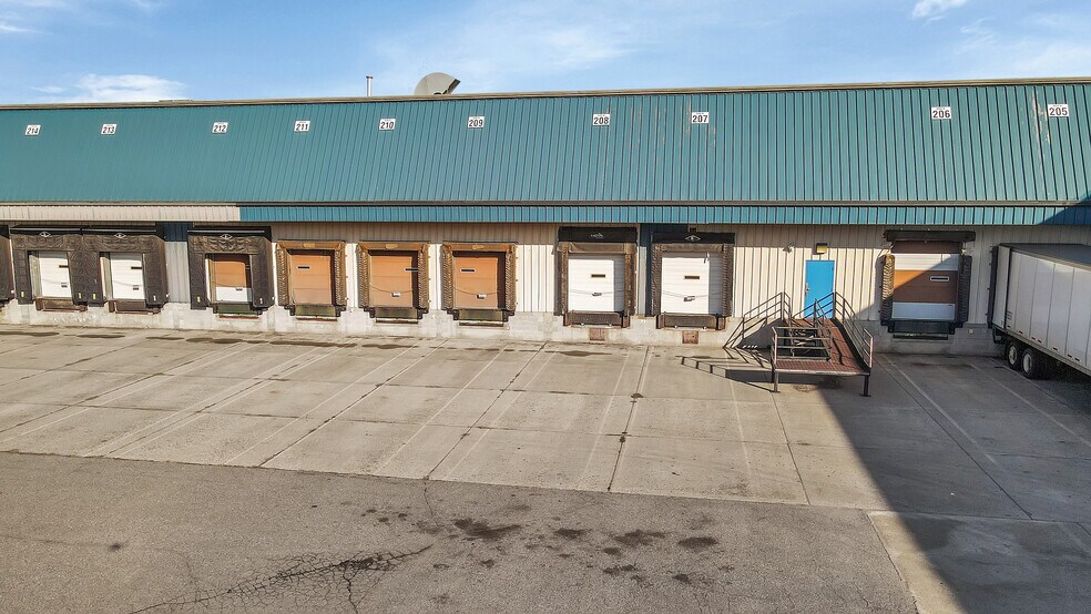 More Photos Of 20 McLeland Rd, Saint Cloud Warehouse For Lease
