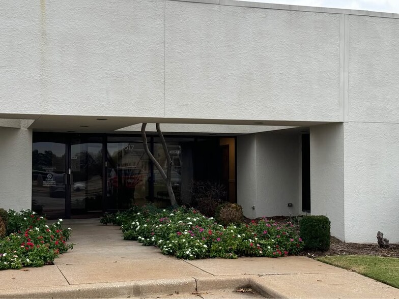 Primary Photo Of 817 S Elm Pl, Broken Arrow Medical For Lease