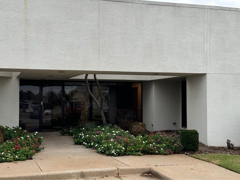 More Photos Of 817 S Elm Pl, Broken Arrow Medical For Lease