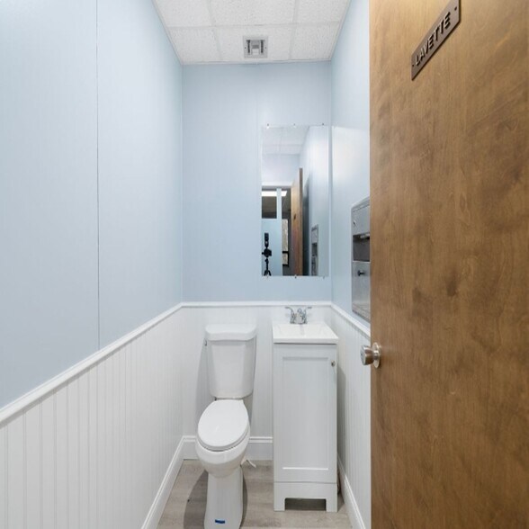 More Photos Of 250 Wampanoag Trl, Riverside Medical For Sale