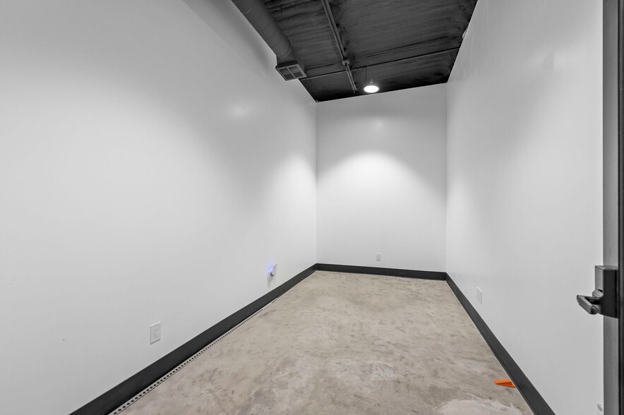 More Photos Of 9312 E US Highway 24, Independence Warehouse For Lease