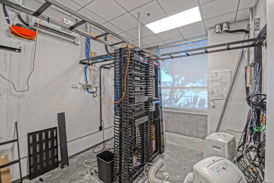 More Photos Of 887-889 N Douglas St, El Segundo Loft Creative Space For Sale