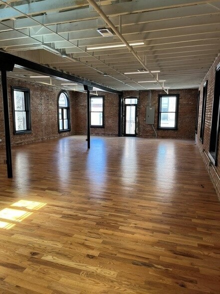 More Photos Of 1402-1408 Howard St, Omaha Bar For Sale