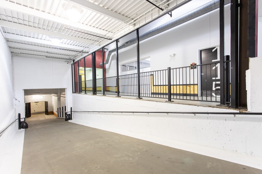 More Photos Of 2112 Broadway St NE, Minneapolis Showroom For Lease