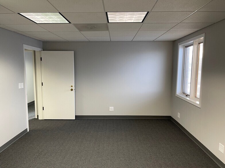 More Photos Of 110 S Hager Ave, Barrington Office For Lease