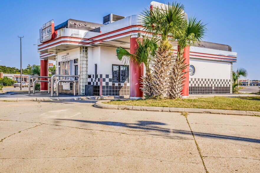 More Photos Of 3200 N Pace Blvd, Pensacola General Retail For Sale