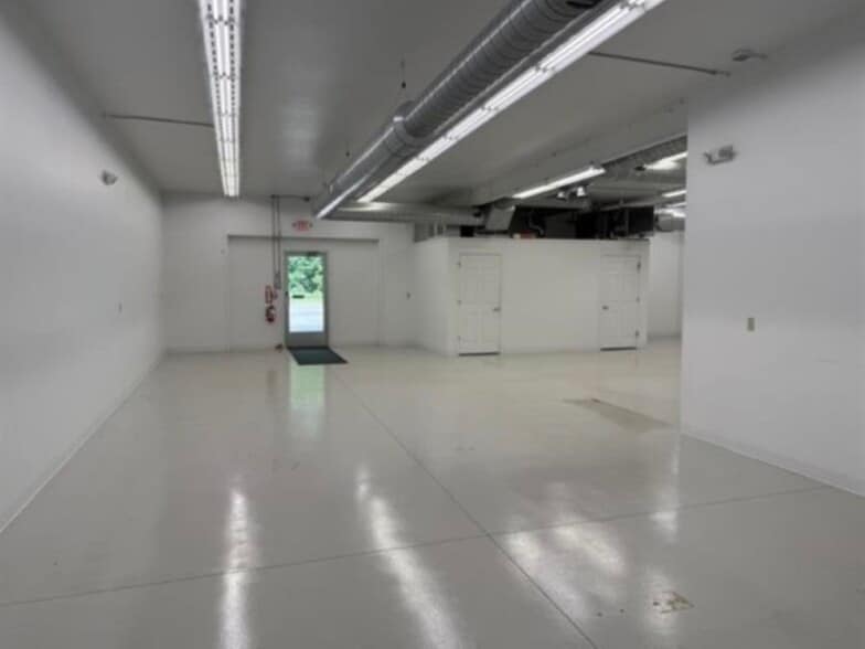 More Photos Of 2704-2710 N Saginaw Rd, Midland Unknown For Lease