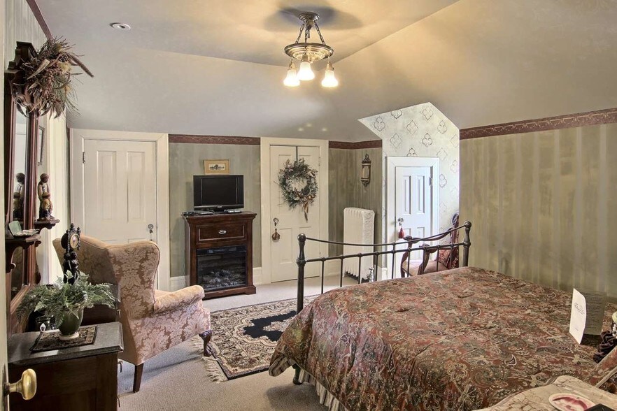 More Photos Of 230 Wellington St, Traverse City Hospitality For Sale