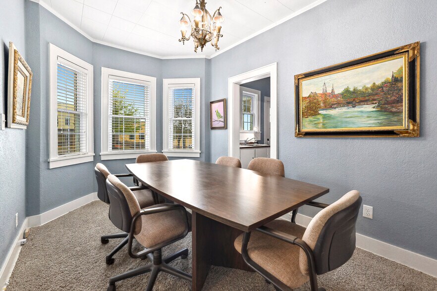 More Photos Of 355 N College Ave, Fayetteville Office Residential For Lease