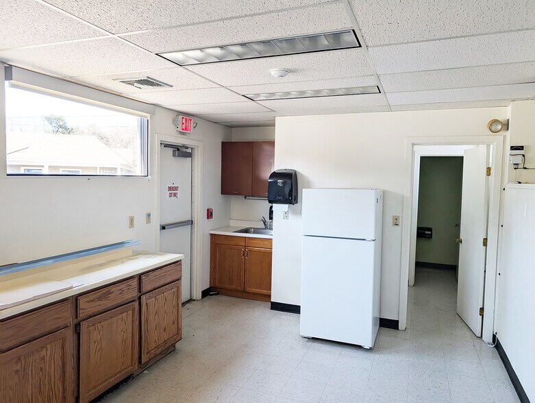 More Photos Of 122 Northeastern Blvd, Nashua Bank For Lease