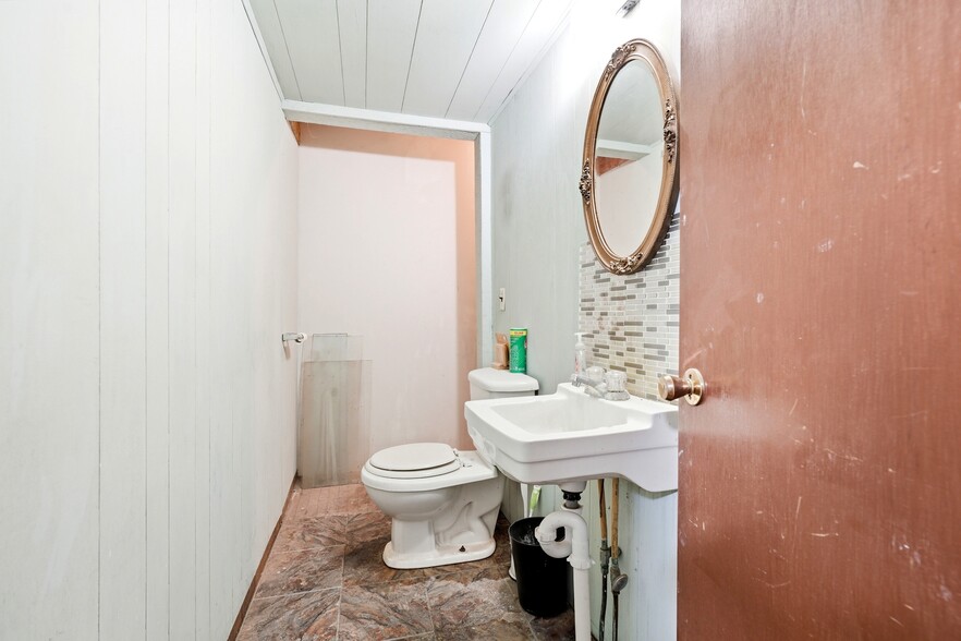 More Photos Of 106 N Orange St, Albion Storefront For Sale