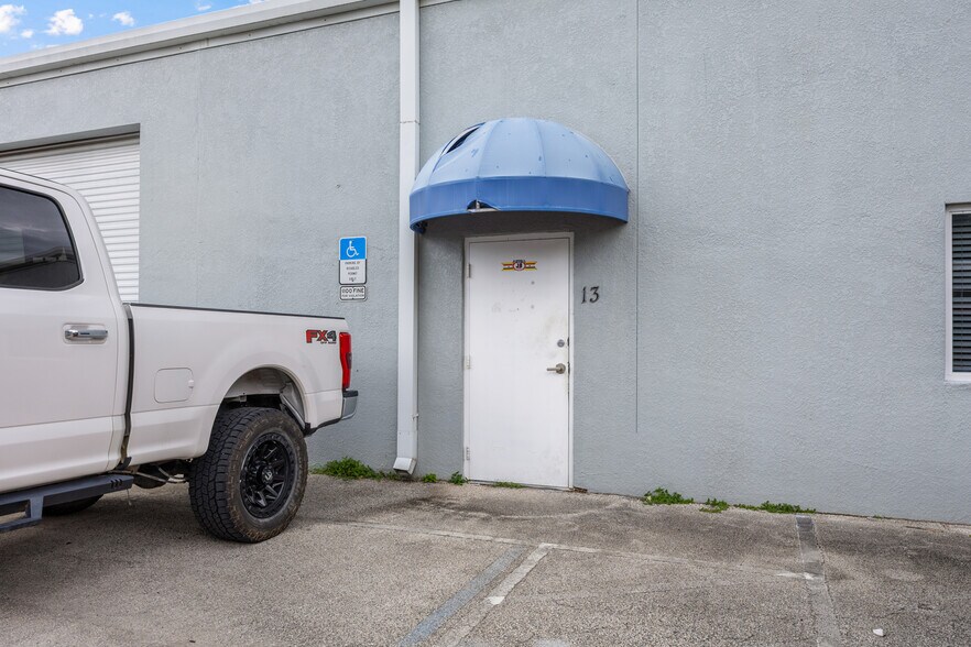 More Photos Of 3195 New York Ave, Melbourne Warehouse For Lease