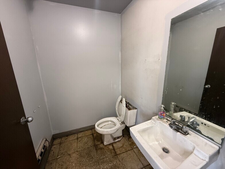 More Photos Of 111-143 S Wheeling Rd, Wheeling Warehouse For Lease