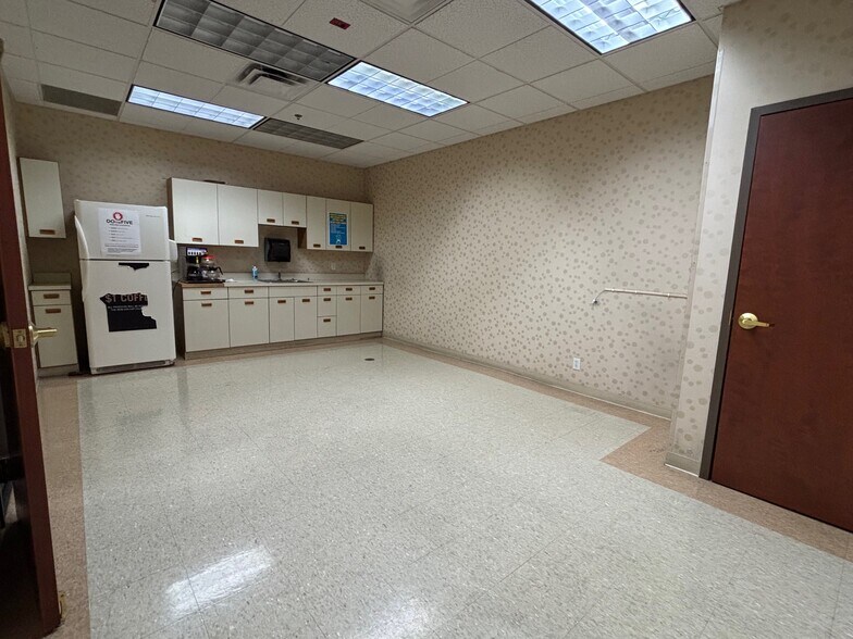 More Photos Of 340 Nagel Dr, Cheektowaga Distribution For Sale