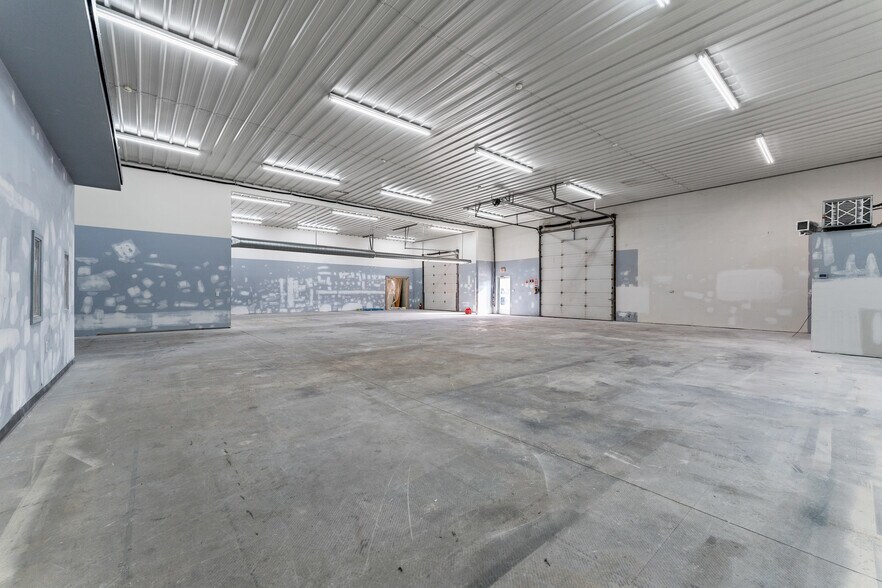 More Photos Of 520 Industrial Dr, Carmel Warehouse For Lease
