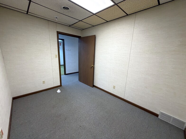 More Photos Of 305 N Mason St, Carrollton Office For Sale