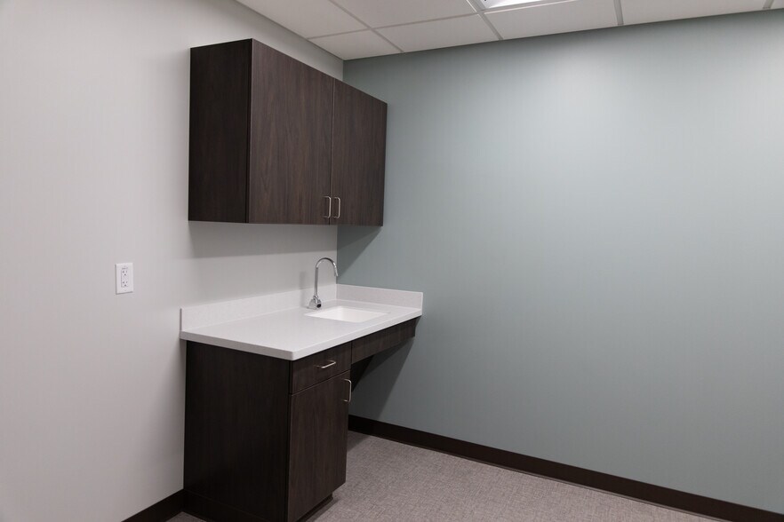 More Photos Of 17030 Lakeside Hills Plz, Omaha Medical For Lease