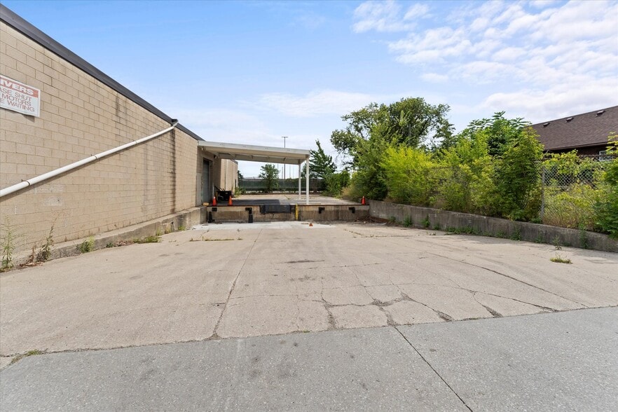 More Photos Of 1701 Shepherd, Windsor Manufacturing For Lease