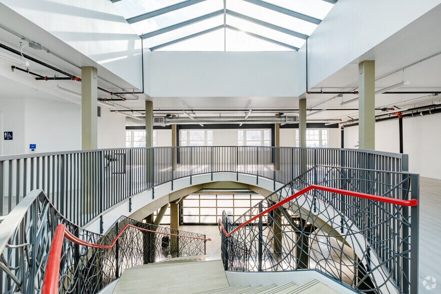 More Photos Of 1605 Ocean Front Walk, Santa Monica Storefront For Lease