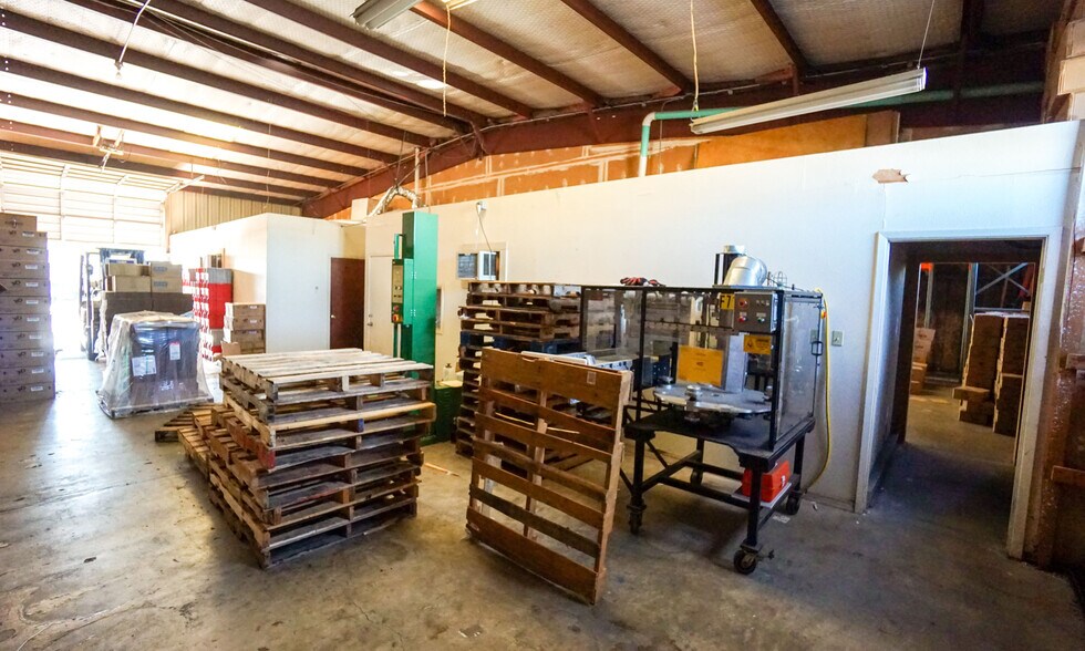 More Photos Of 1500 Chisholm Trail Rd, Round Rock Warehouse For Lease