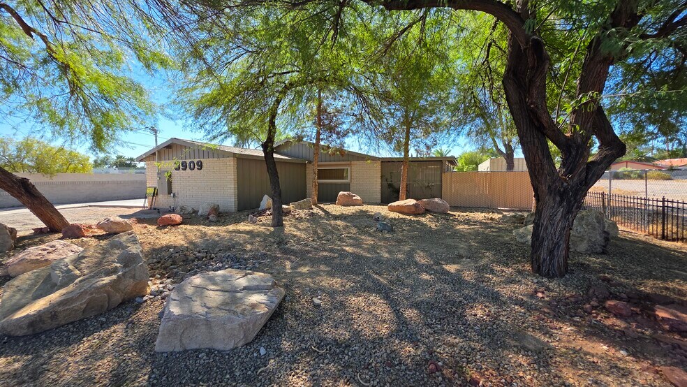 More Photos Of 3909 Vegas Dr, Las Vegas Office For Sale