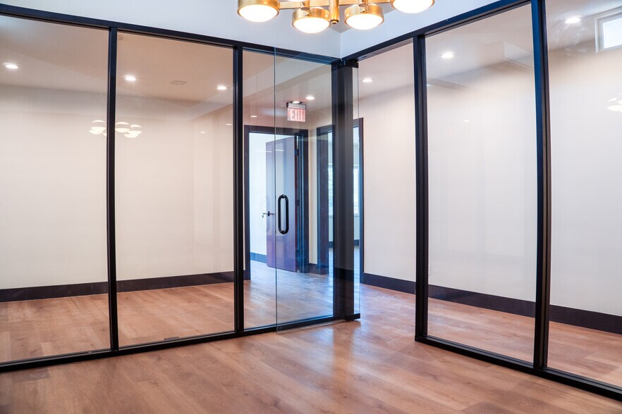 More Photos Of 146-150 S Barrington Ave, Los Angeles Storefront Retail Office For Lease