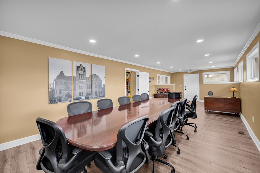More Photos Of 307 N Bypass E, Washington Loft Creative Space For Sale