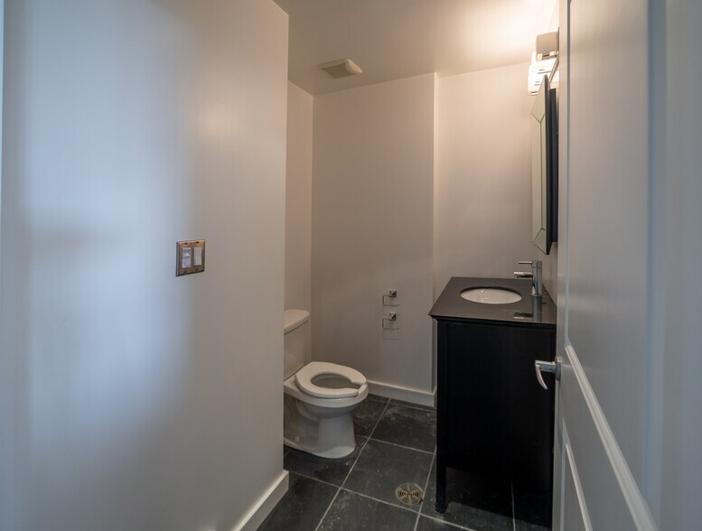 More Photos Of 15475 Marine Dr, White Rock Storefront Retail Office For Lease