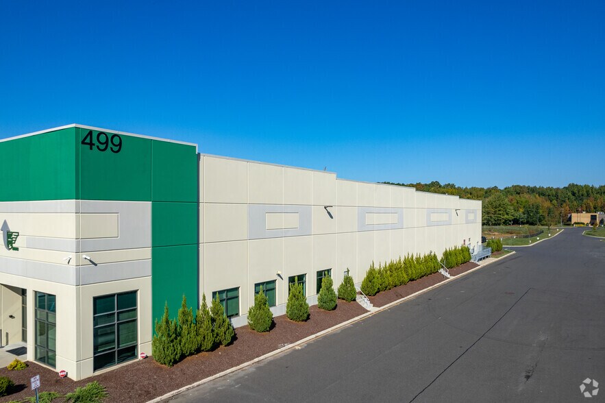 More Photos Of 499 Commerce Dr, Burlington Township Warehouse For Lease