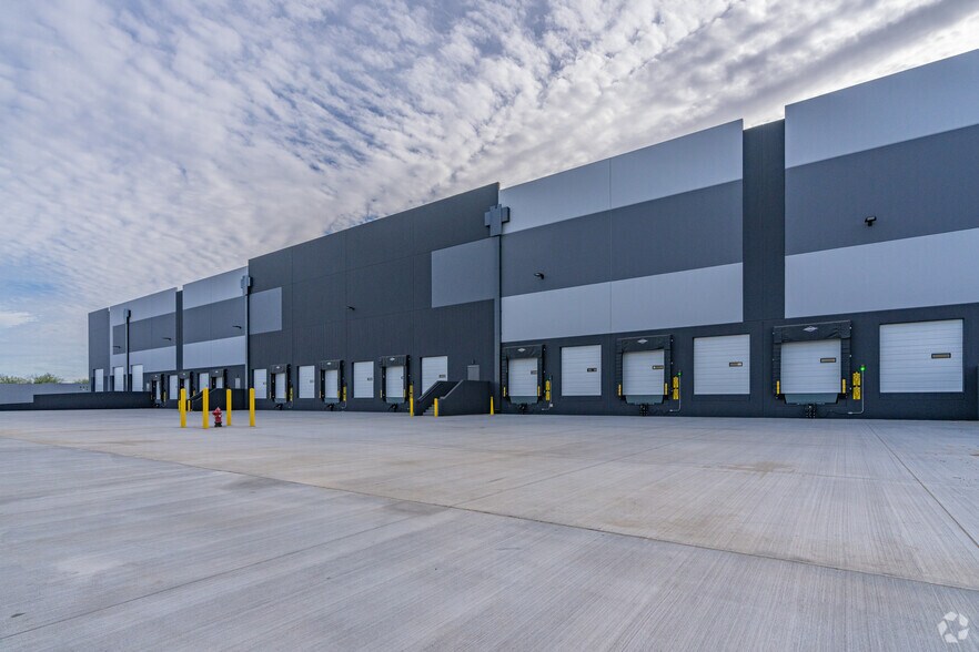 More Photos Of 415 W Indian School Rd, Goodyear Distribution For Lease