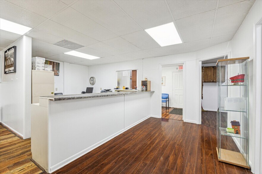 More Photos Of 6910 Bellaire Blvd, Houston Office For Sale