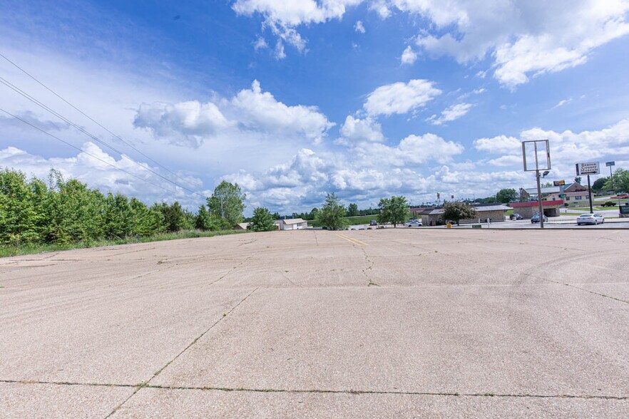 More Photos Of 1630 Commercial St, Warsaw Restaurant For Sale