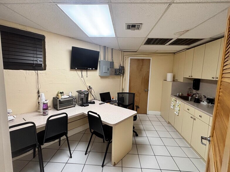 More Photos Of 6950 NW 37th Ave, Miami Service For Lease