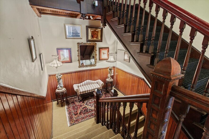 More Photos Of 49 Florida Ave, Amsterdam Hospitality For Sale