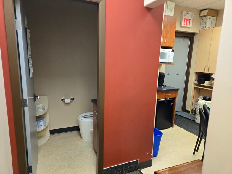 More Photos Of 1903 105 St NW, Edmonton Freestanding For Lease