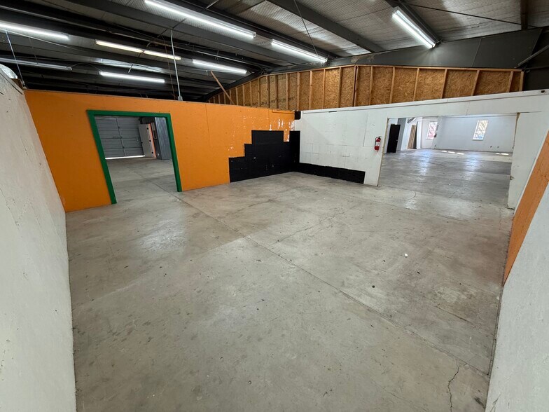 More Photos Of 9809 McCullough Ave, San Antonio Warehouse For Lease