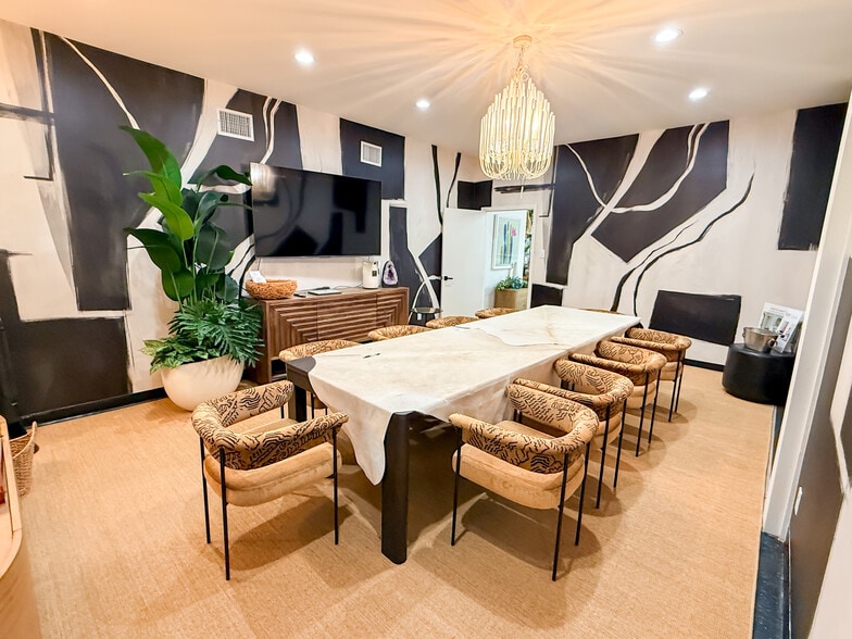 More Photos Of 12131-12137 Valliant St, San Antonio Showroom For Sale