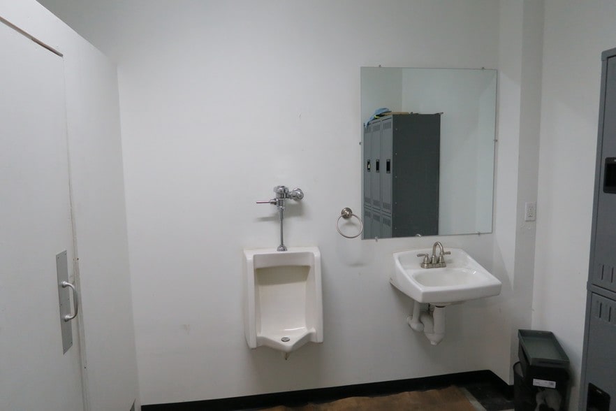 More Photos Of 5829 Beverly Hill St, Houston Warehouse For Lease